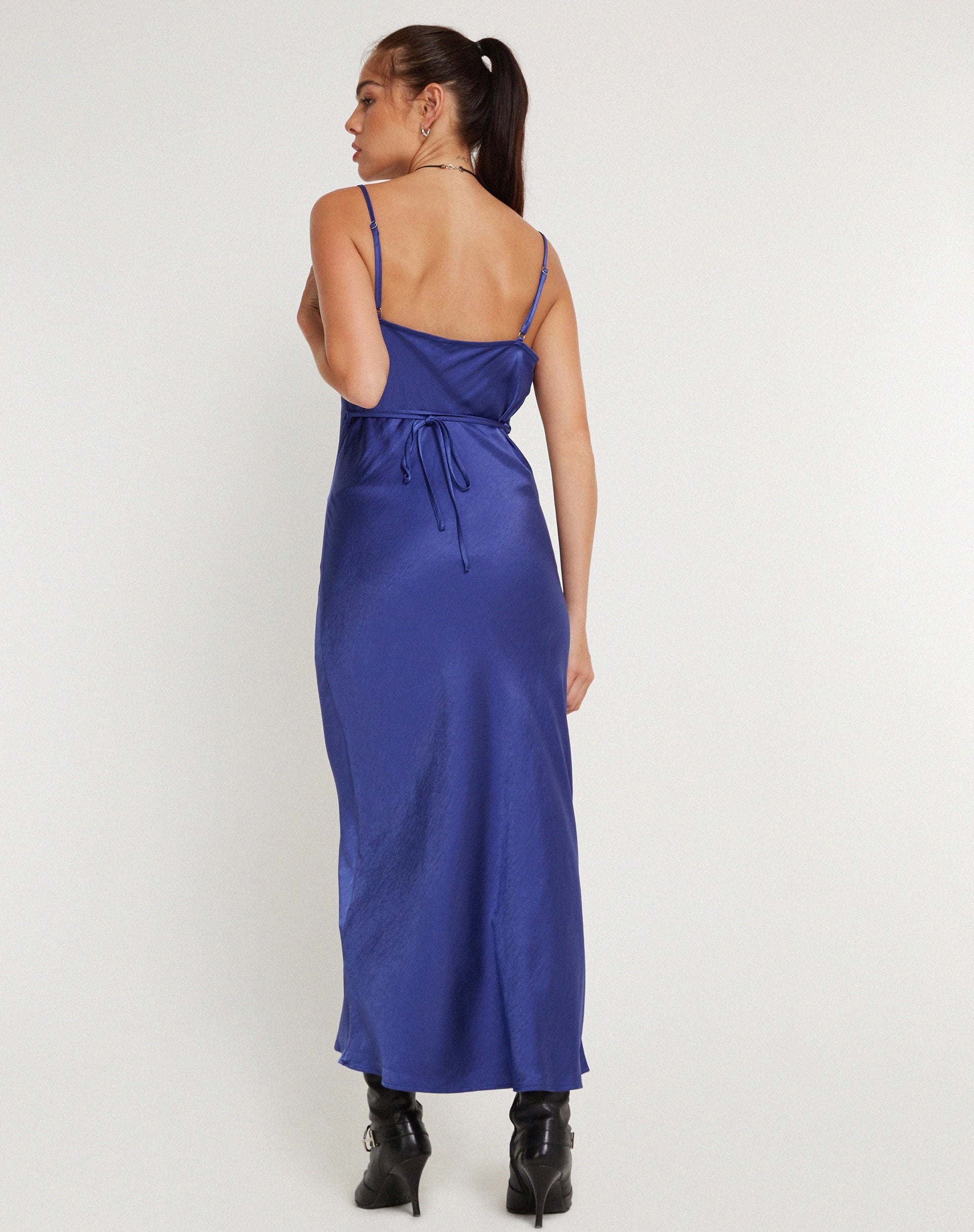 Imagen del vestido Palasha Midi de satén Spectrum azul