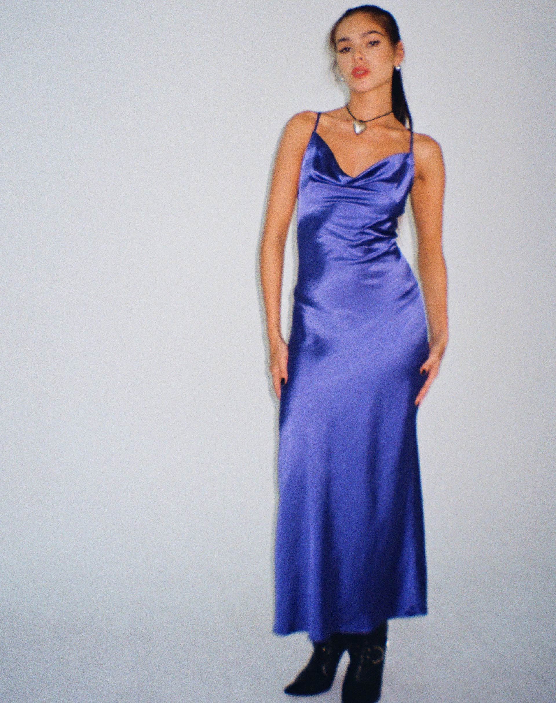 Imagen del vestido Palasha Midi de satén Spectrum azul