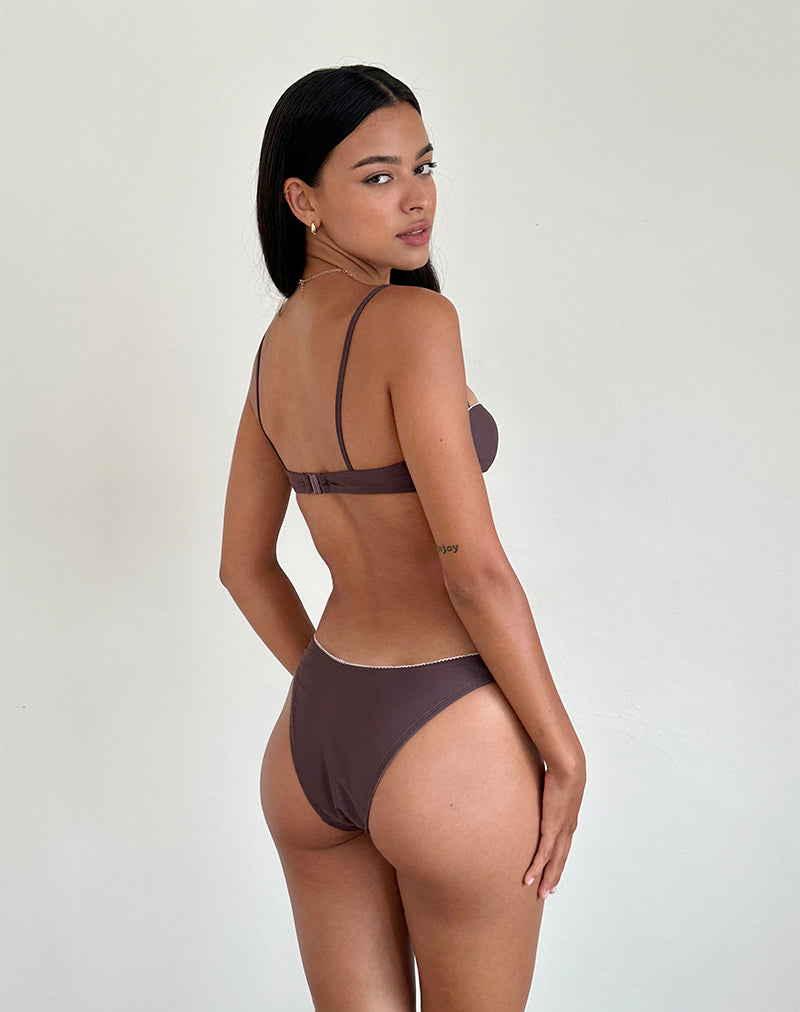 Imagen del sujetador de bikini Pali en café con ribete picotado