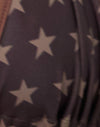 Estampado de estrellas marrón con encuadernación de contraste