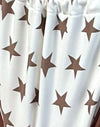 Estampado de estrellas blancas y marrones con encuadernación de contraste