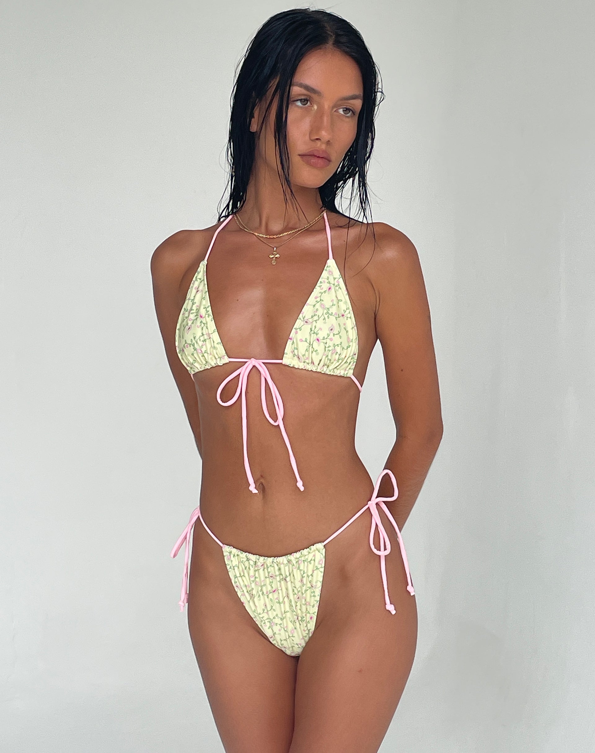 Imagen del sujetador de bikini Pamita en Paisley amarillo con ribete rosa