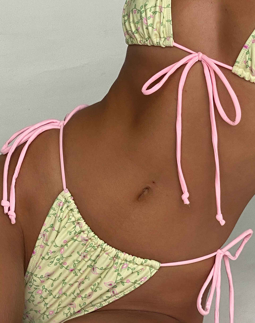 Braguita de bikini Leyna en Paisley amarillo con ribete rosa