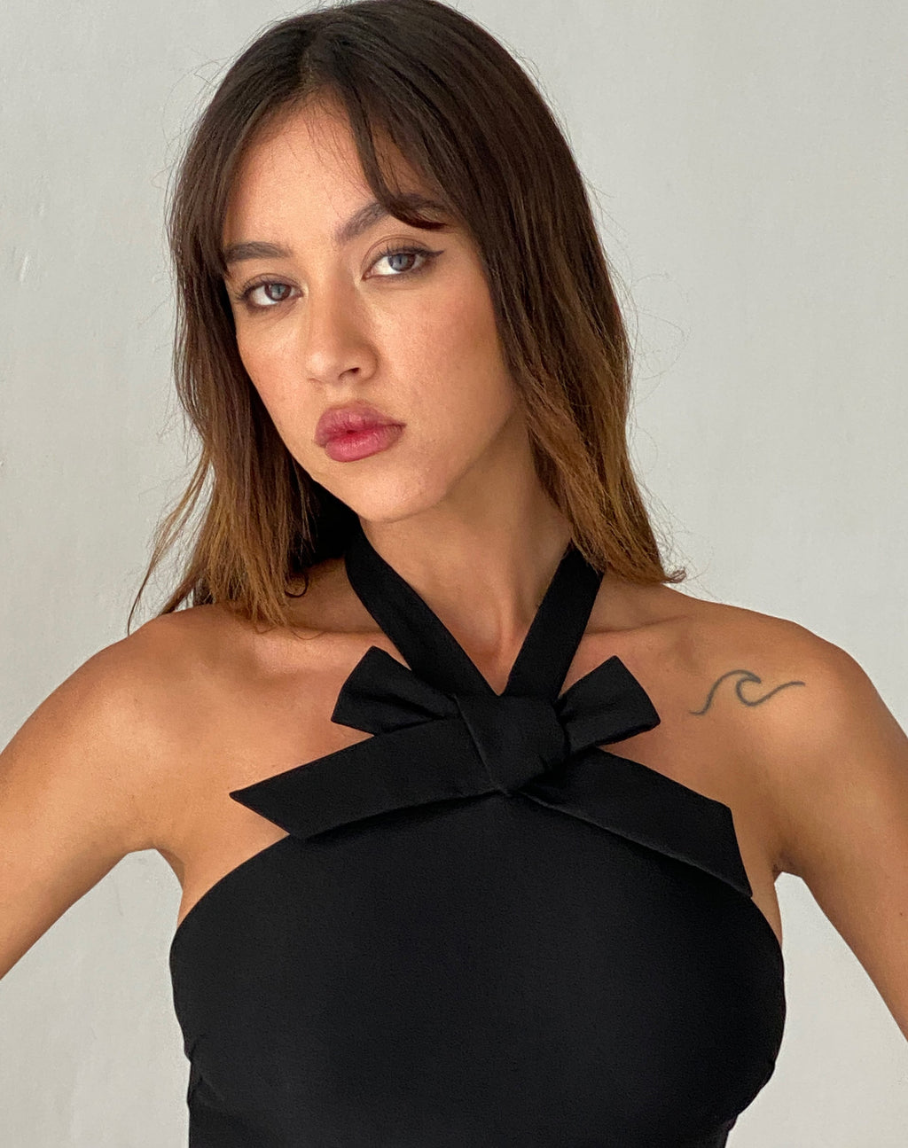 Minivestido Parvat con detalle de lazo y cuello alto