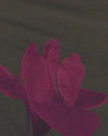 verde con estampado de flores moradas