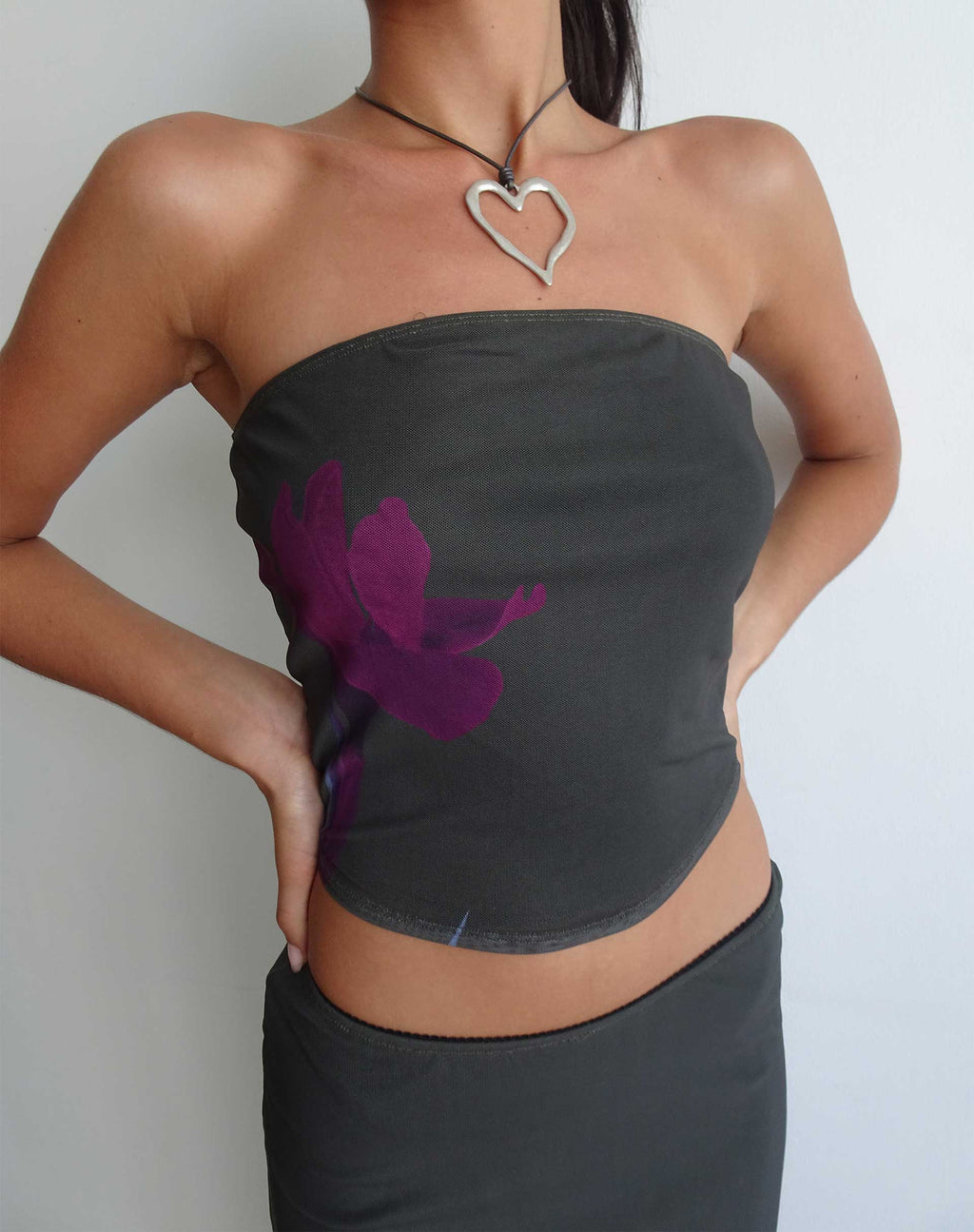Peggy Bandeau Top verde con estampado de flores moradas