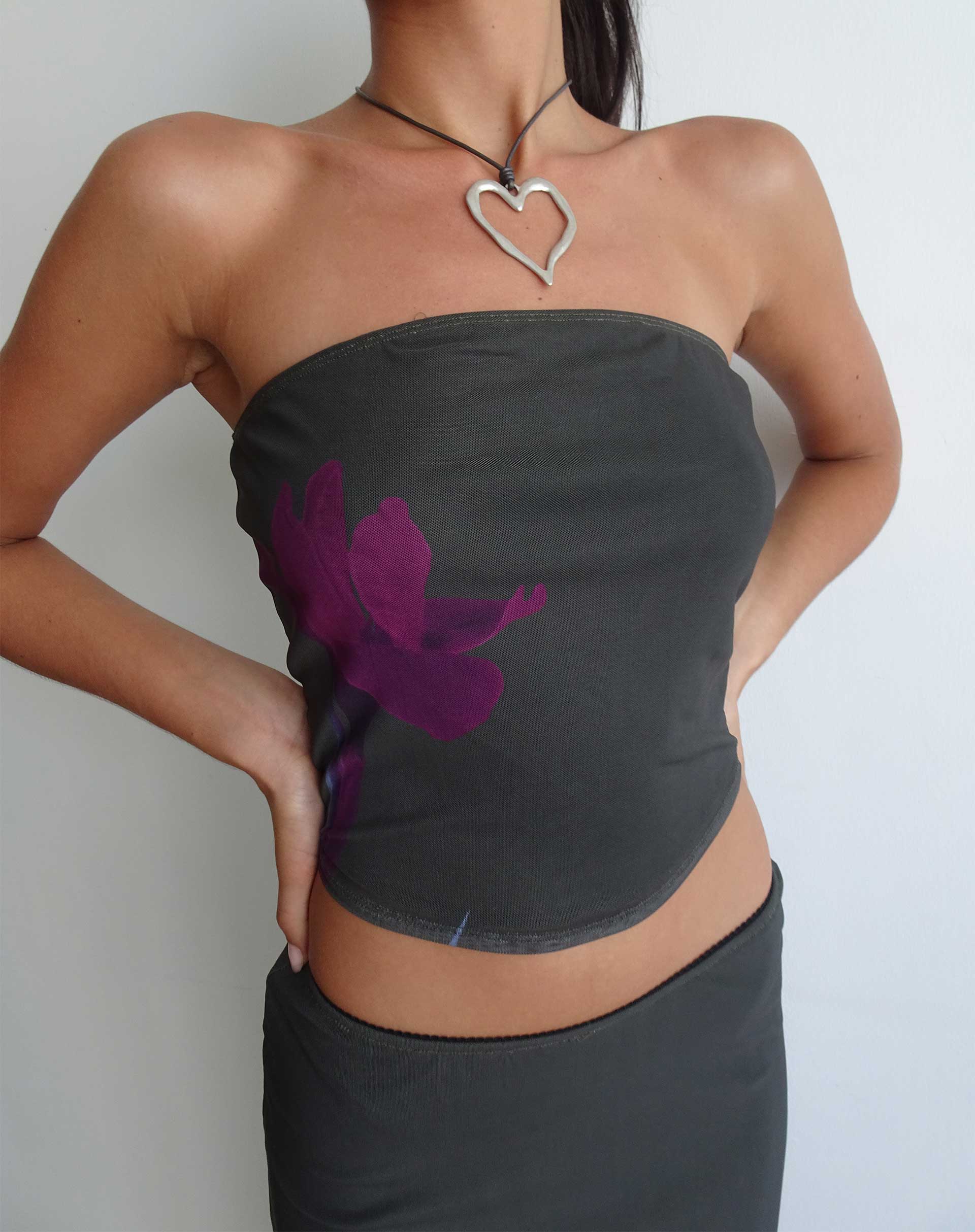 Imagen de Peggy Bandeau Top en verde con estampado de flores moradas
