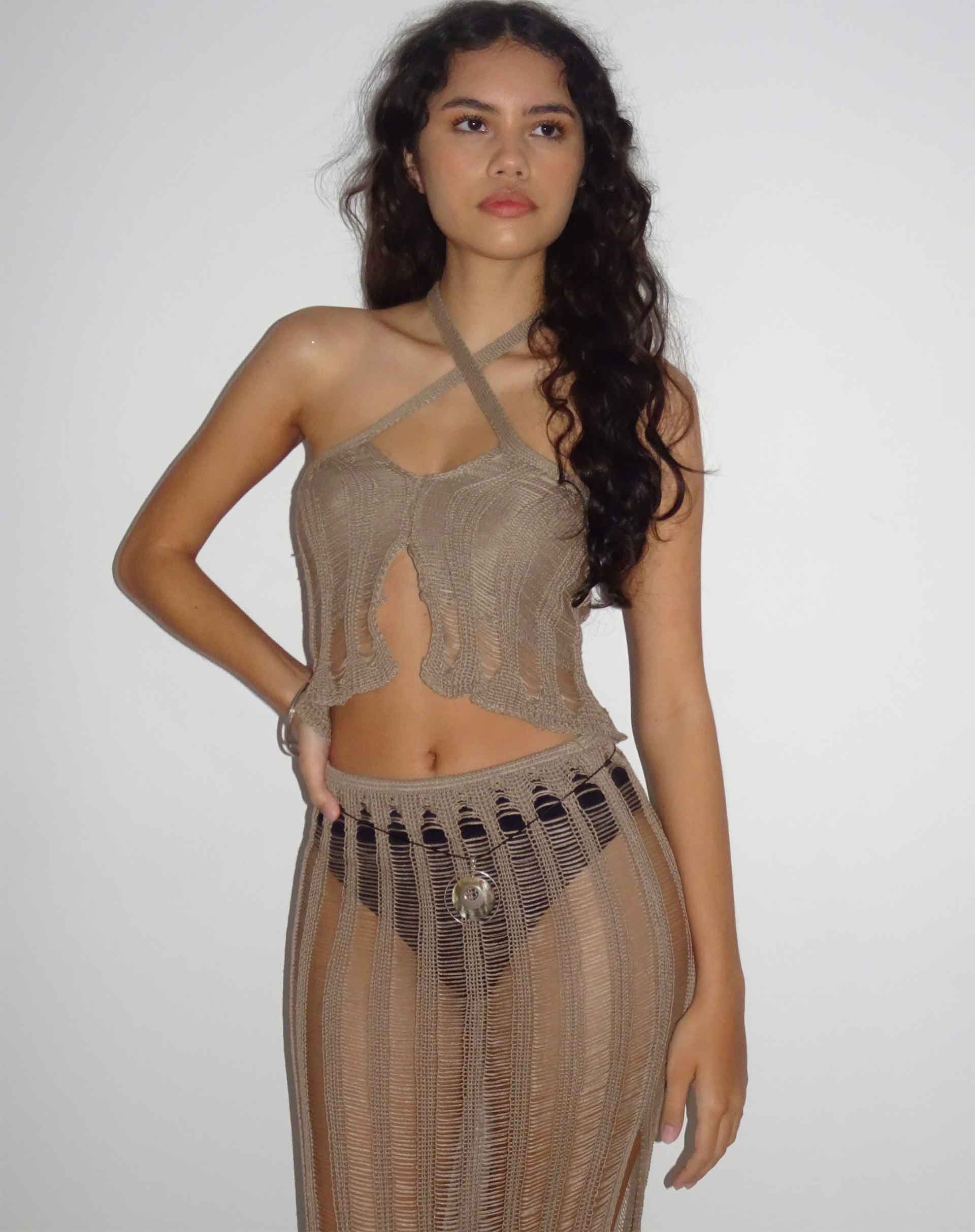 Imagen de Phoebe Top de Punto con Cuello Haltern en Topo Desierto