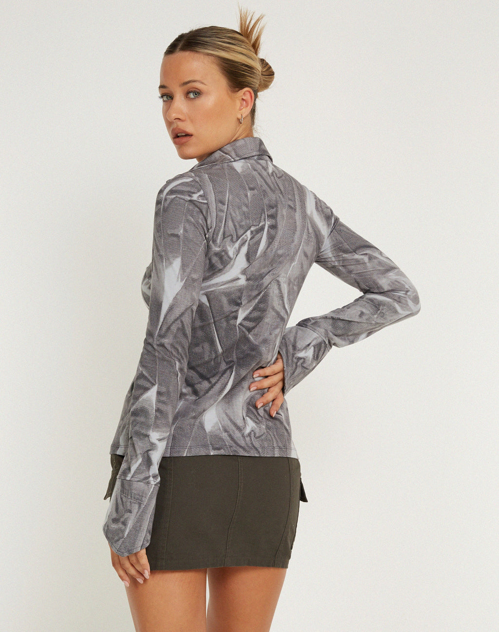 Camisa abotonada Phole en gris con pliegues distópicos