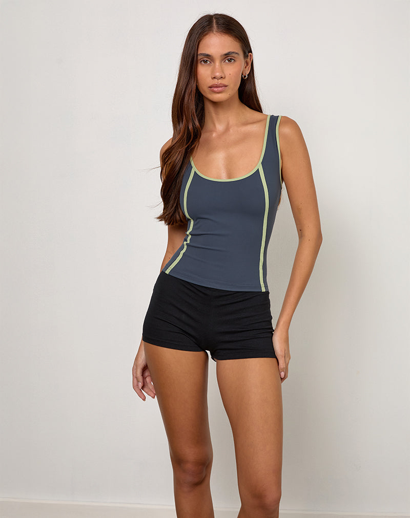 Imagen del chaleco Pilon Top en azul marino con ribete Sage
