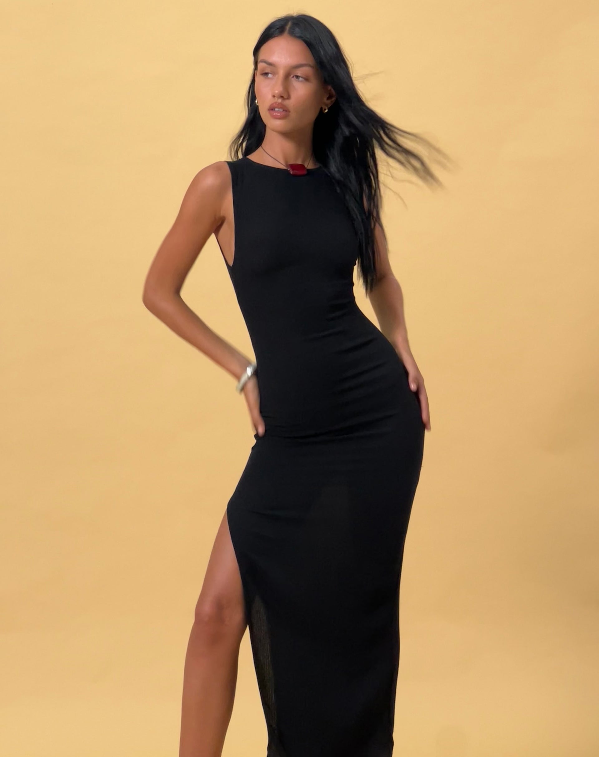 Imagen de Minyo Racer Neck Maxi Dress in Crinkle Black