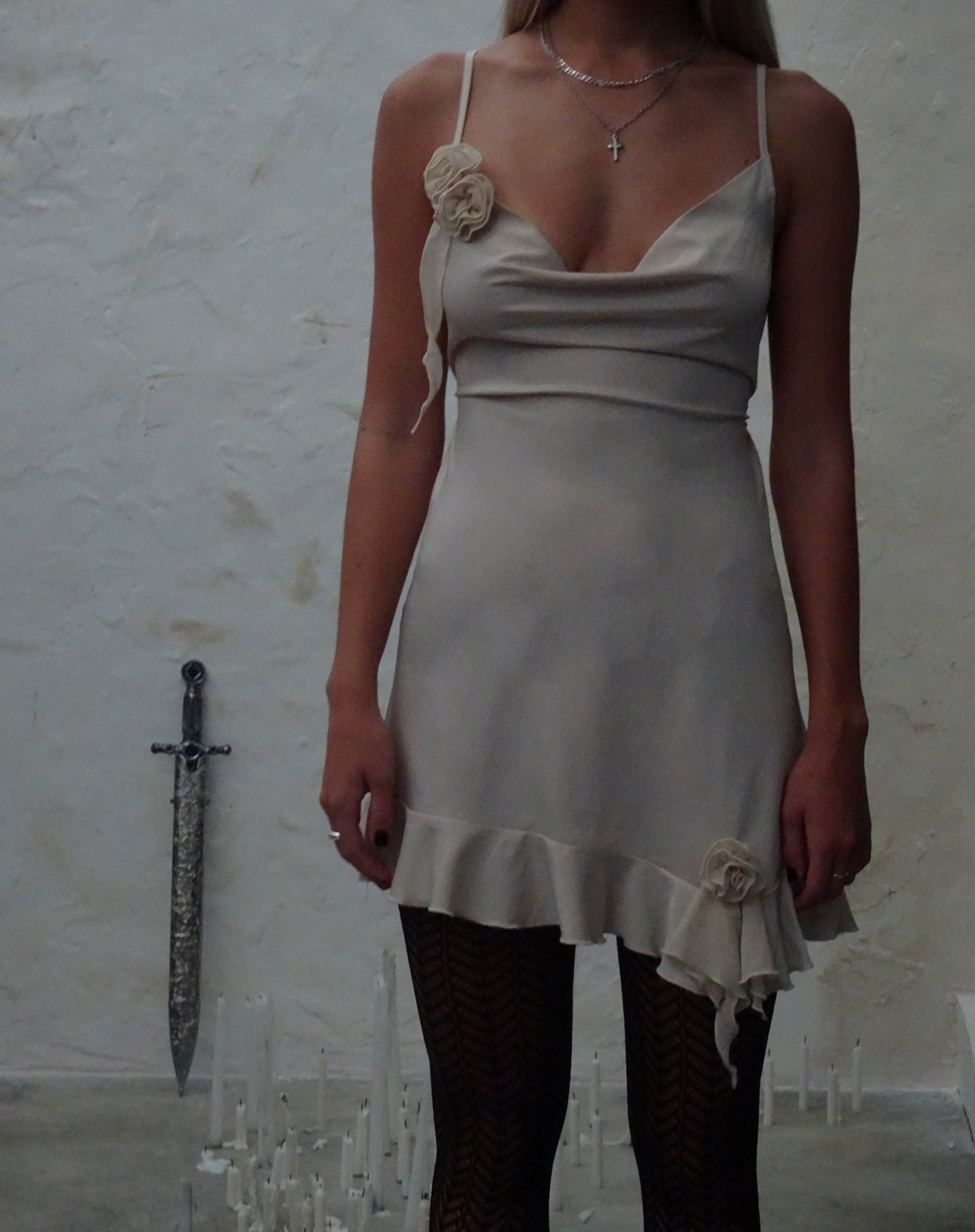 Imagen del minivestido Litera Ruffle Rosette en color crema