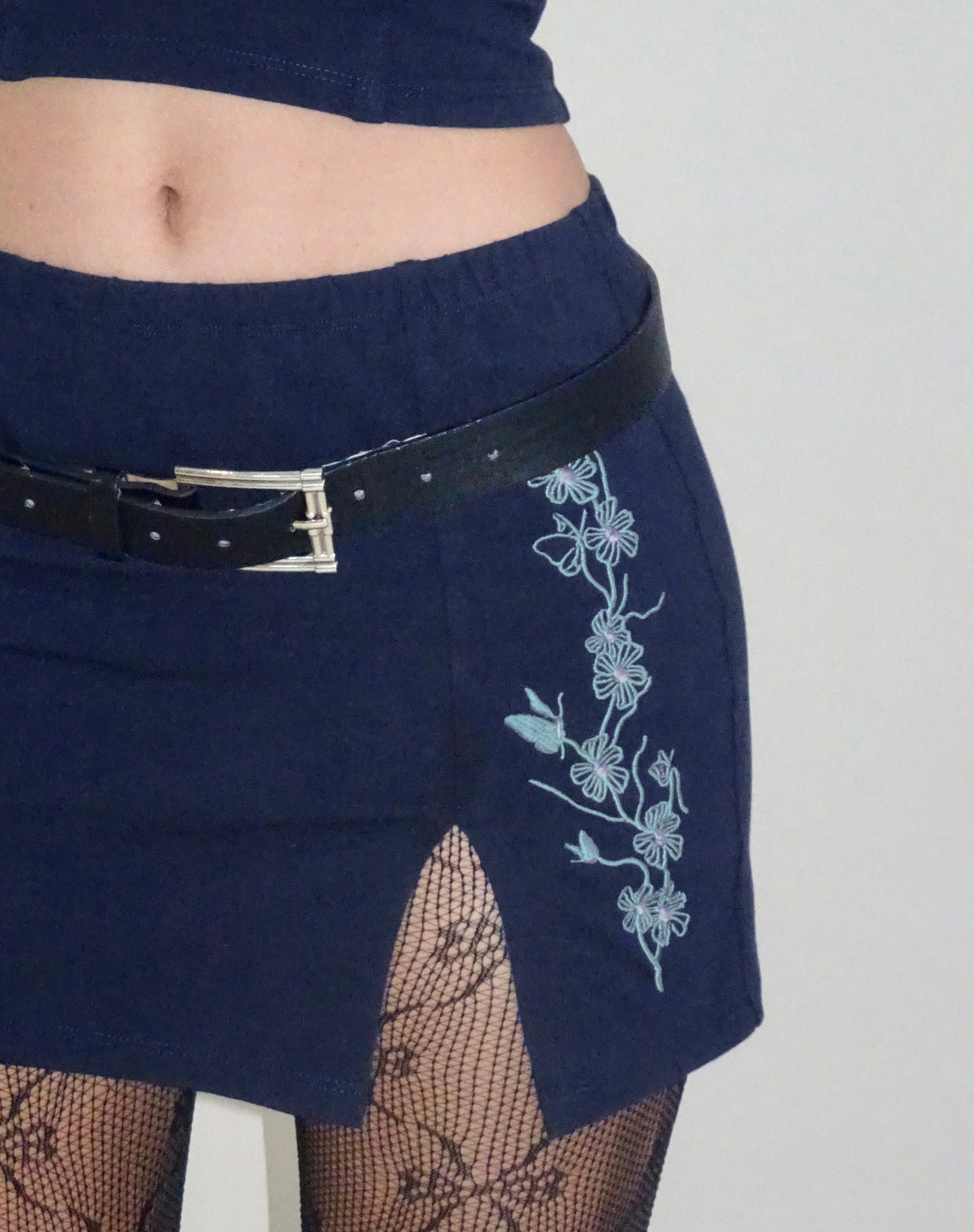 imagen de Lael Minifalda en Azul Marino Flor Mariposa Emb