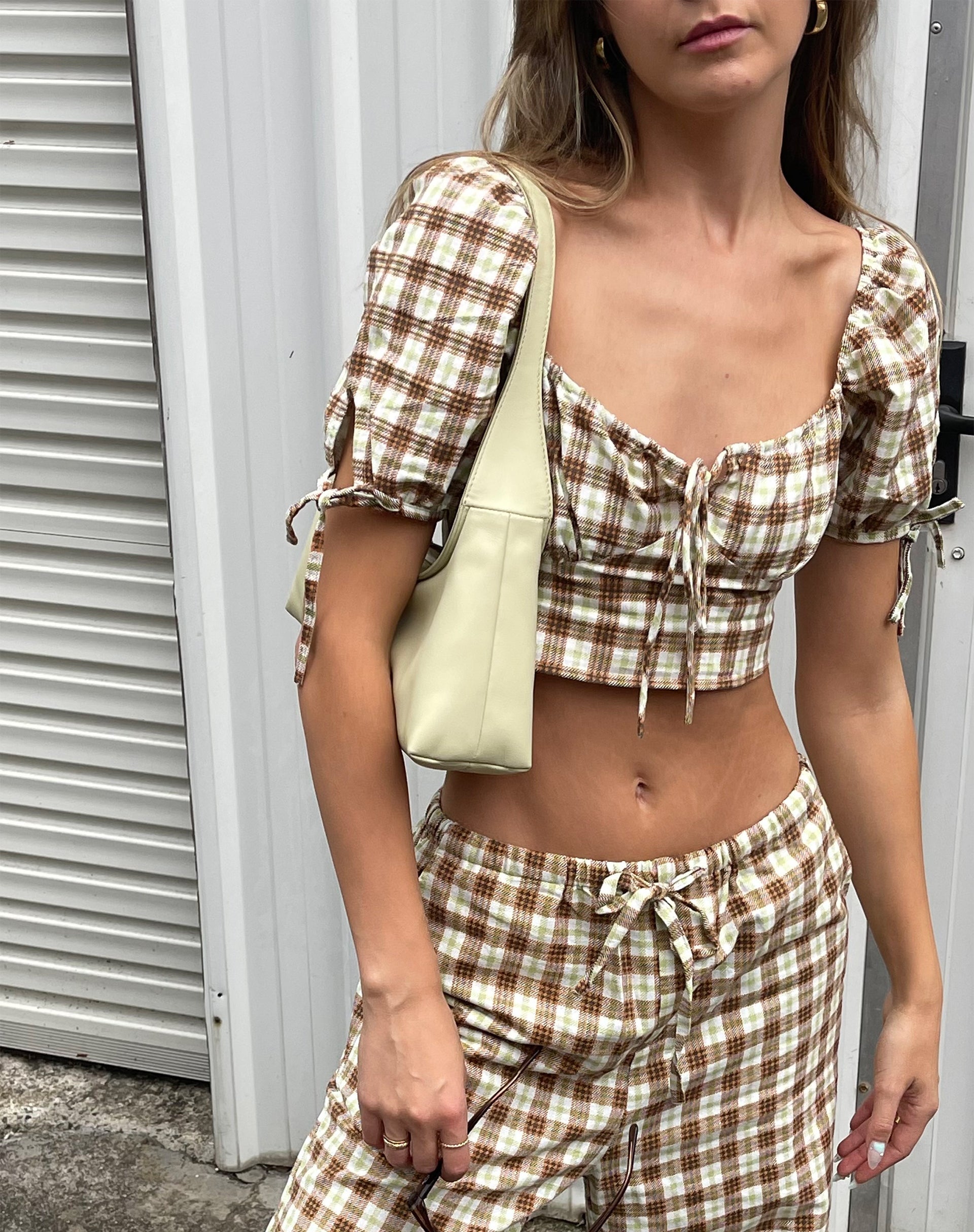 imagen de MOTEL X JACQUIE Auri Crop Top en cuadros marrones amarillos