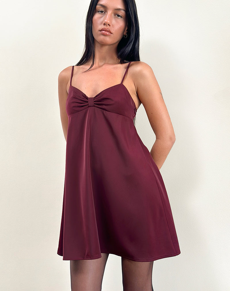 Rafaila Mini Slip Dress en Satén Borgoña