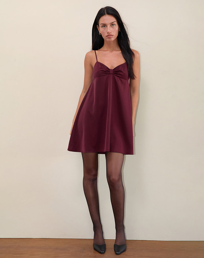Rafaila Mini Slip Dress en Satén Borgoña