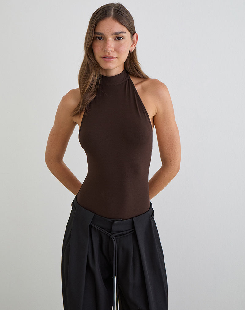 Imagen del body con cuello halter Raleah en jersey color chocolate amargo.