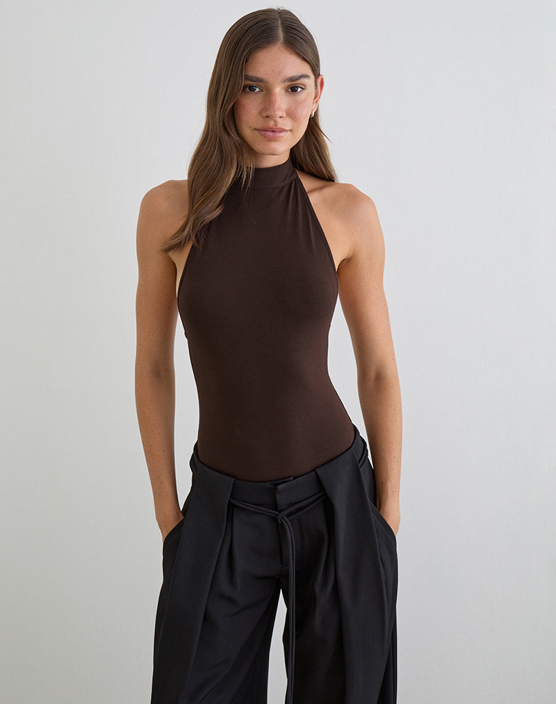 Imagen del body con cuello halter Raleah en jersey color chocolate amargo.