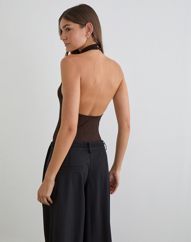 Imagen del body con cuello halter Raleah en jersey color chocolate amargo.