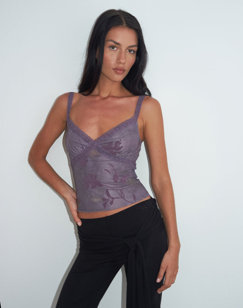Imagen del top Rasa Cami en color morado con estampado floral acampanado.