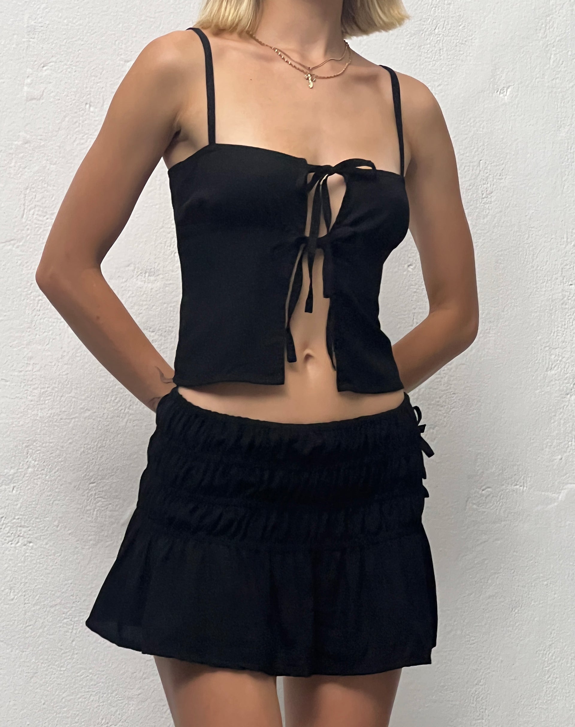Imagen de Raymi Tie Front Cami Top en Negro
