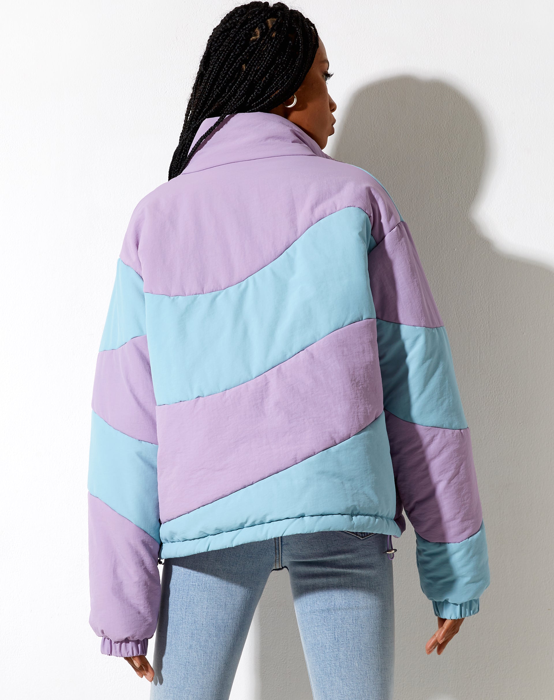 Imagen de la chaqueta Renee Puffa con paneles morados y azules