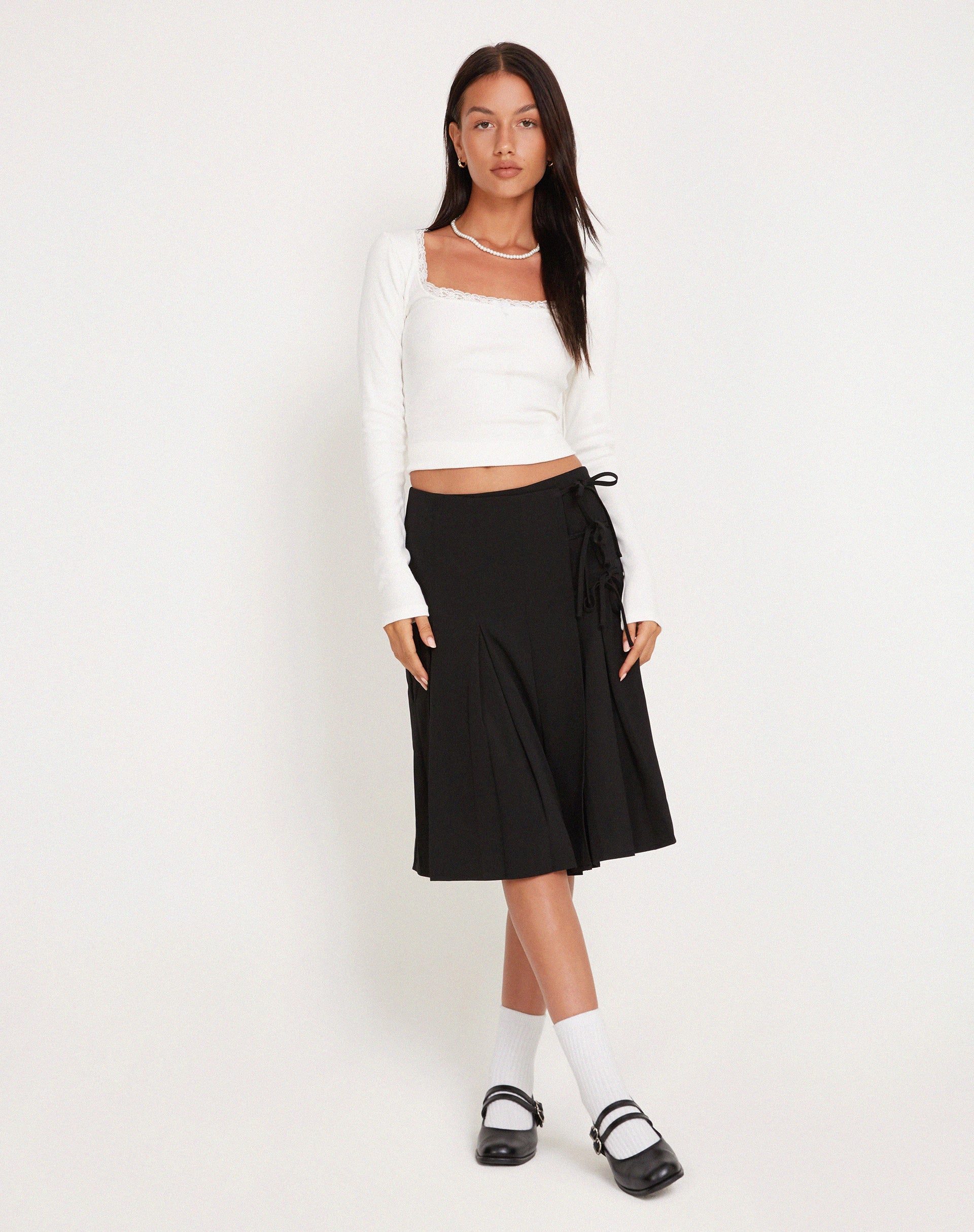imagen de Madelyn Pleated Midi Skirt in Black