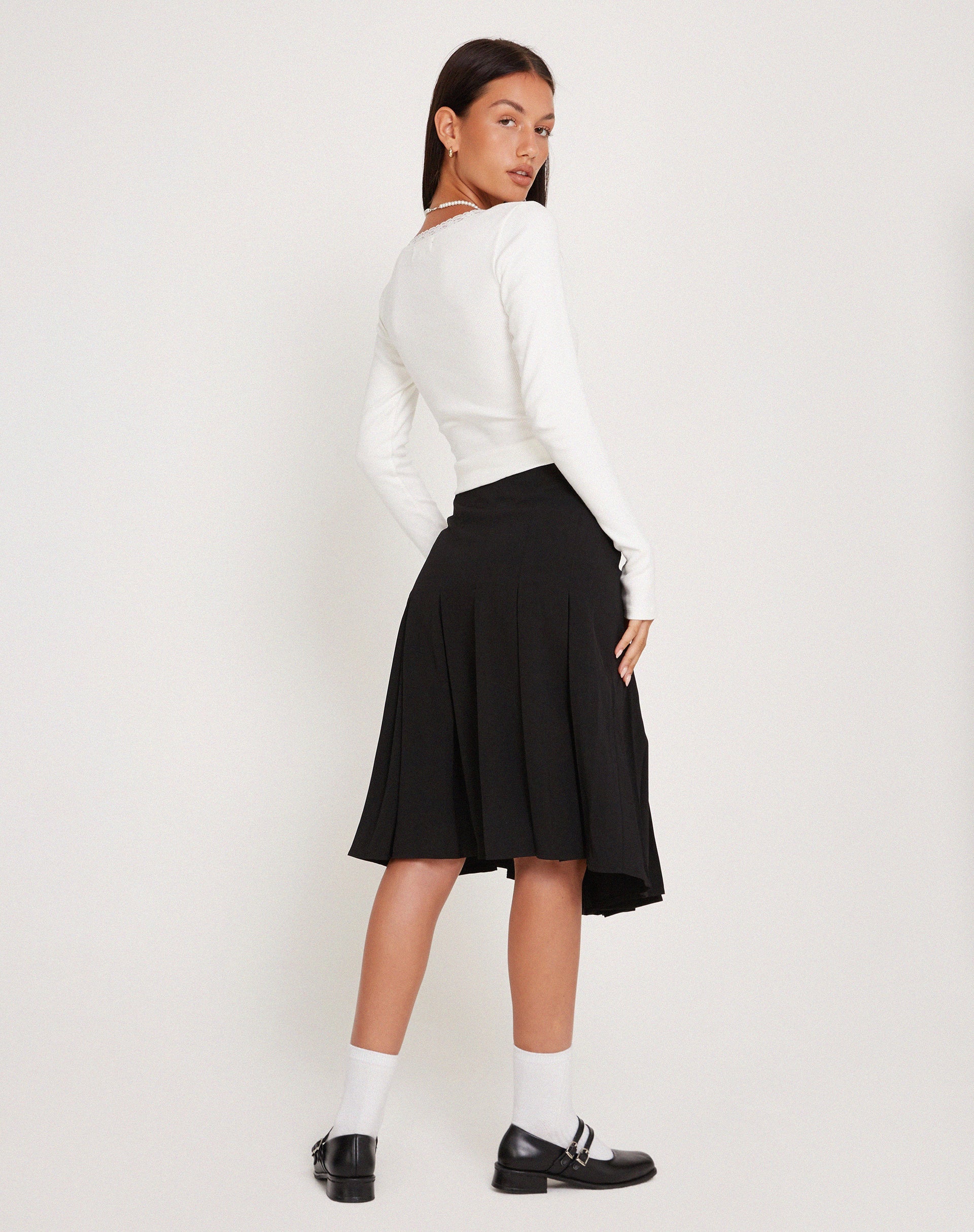 imagen de Madelyn Pleated Midi Skirt in Black