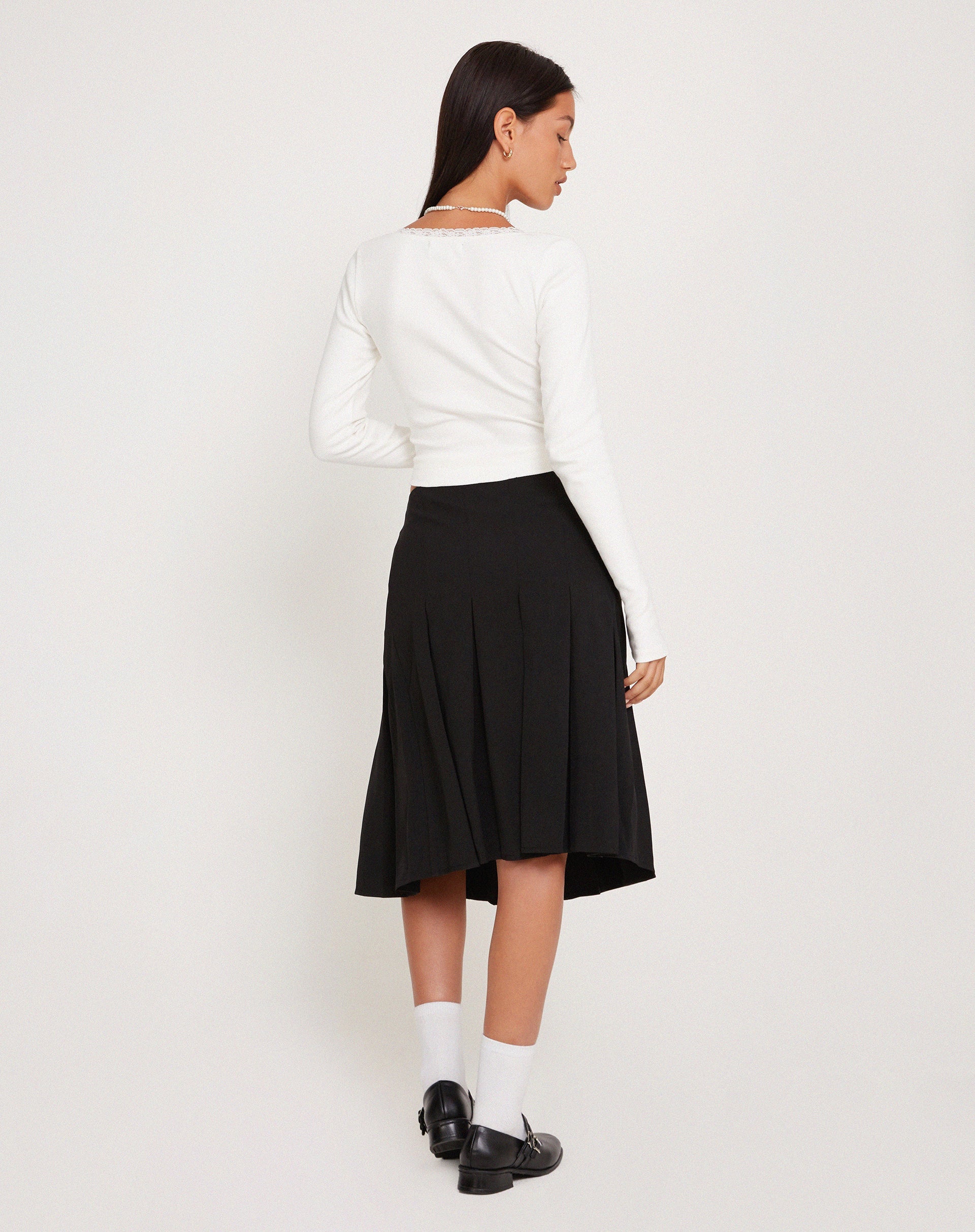 imagen de Madelyn Pleated Midi Skirt in Black