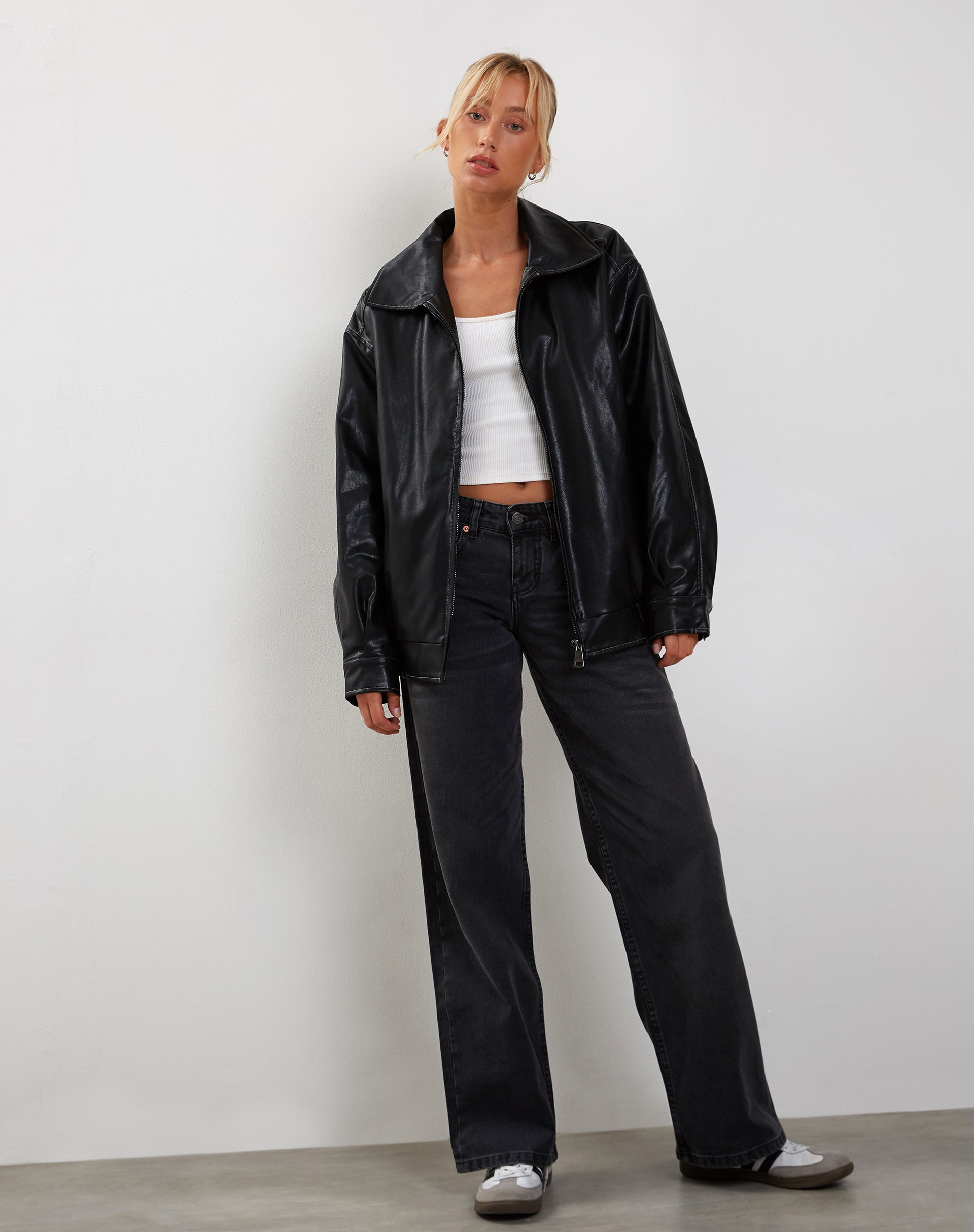 Imagen de la chaqueta Cavita en negro con pespunte gris