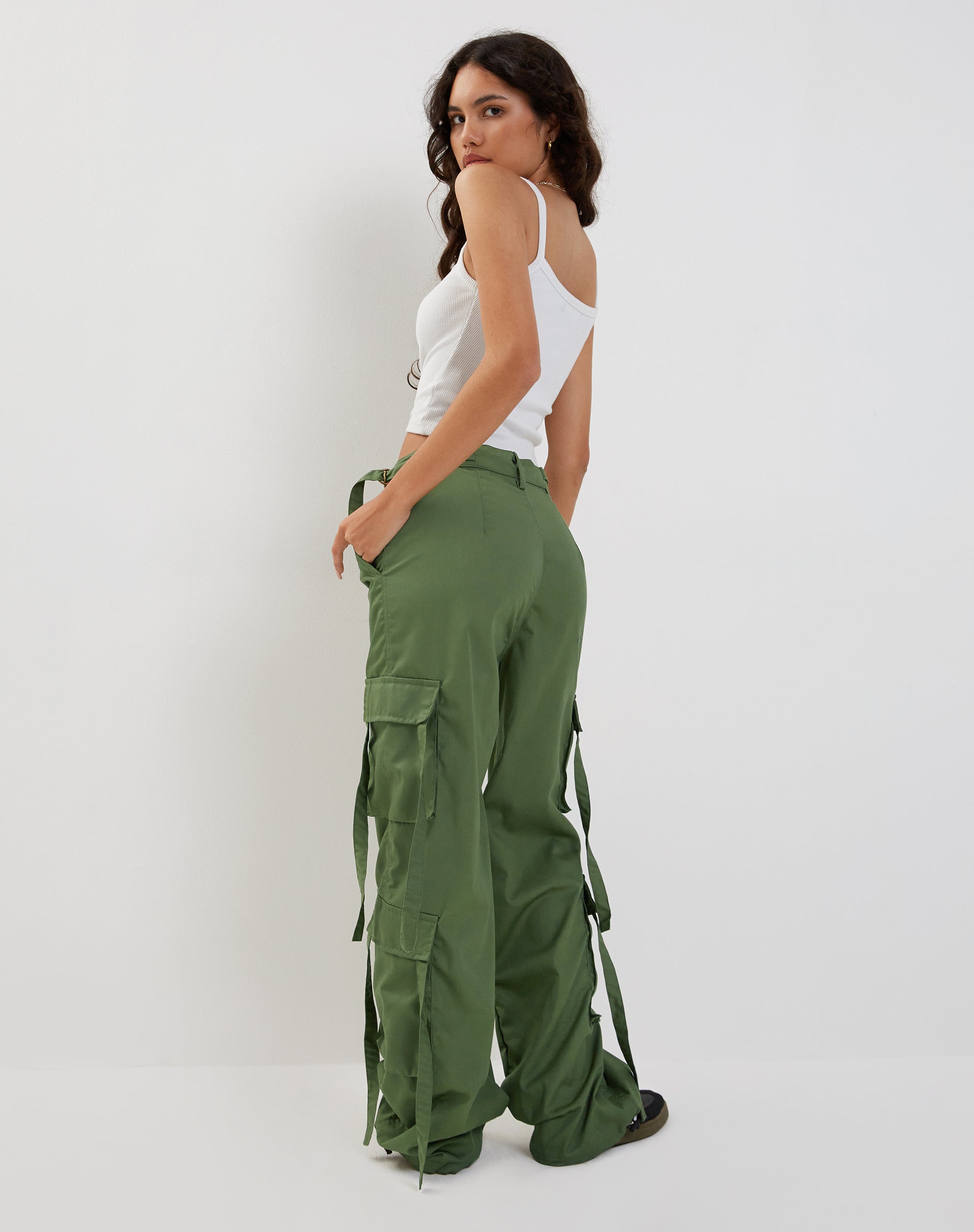 imagen de Edgar Wide Leg Cargo Trouser en Verde militar