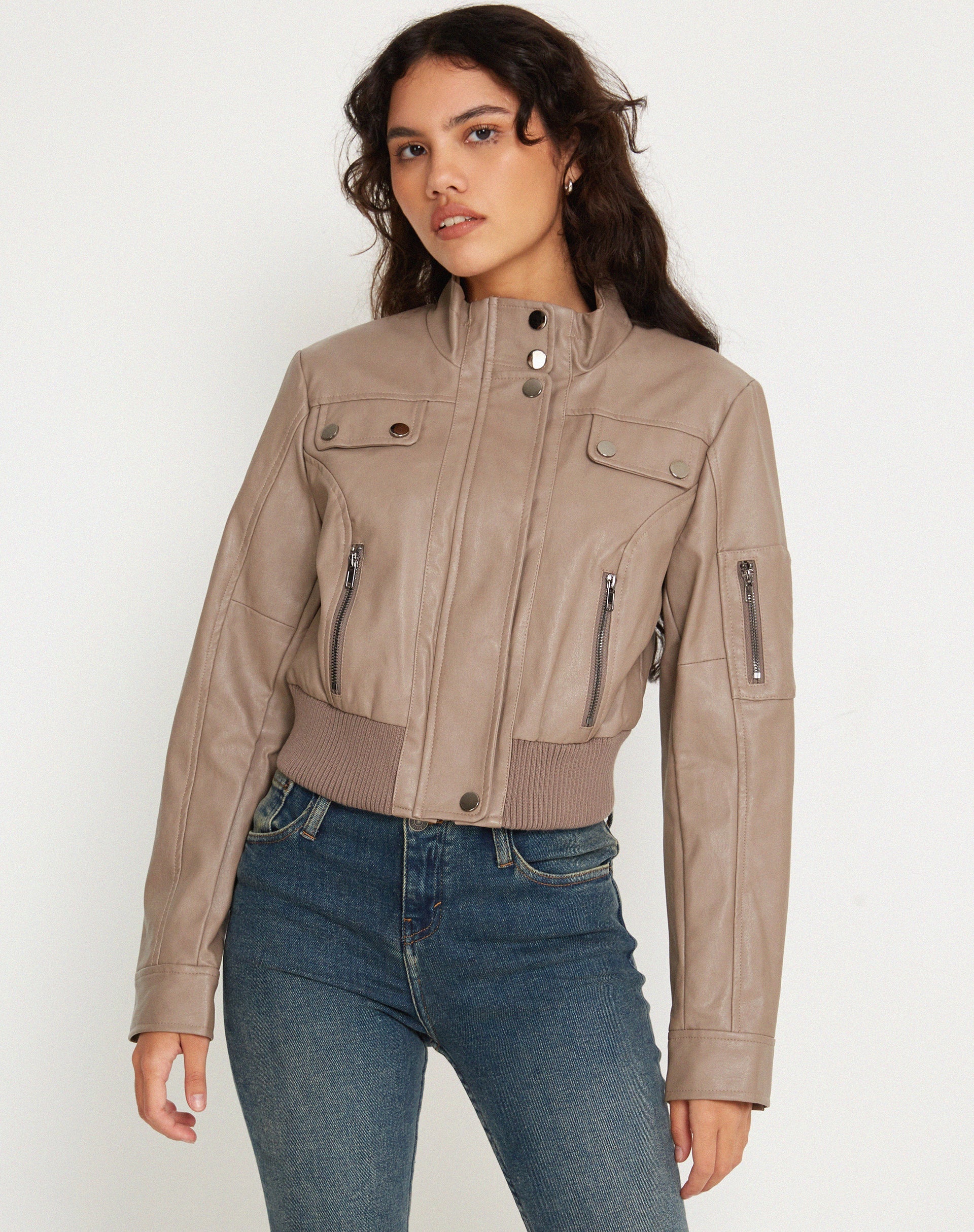 Imagen de la chaqueta Loviana en PU masilla