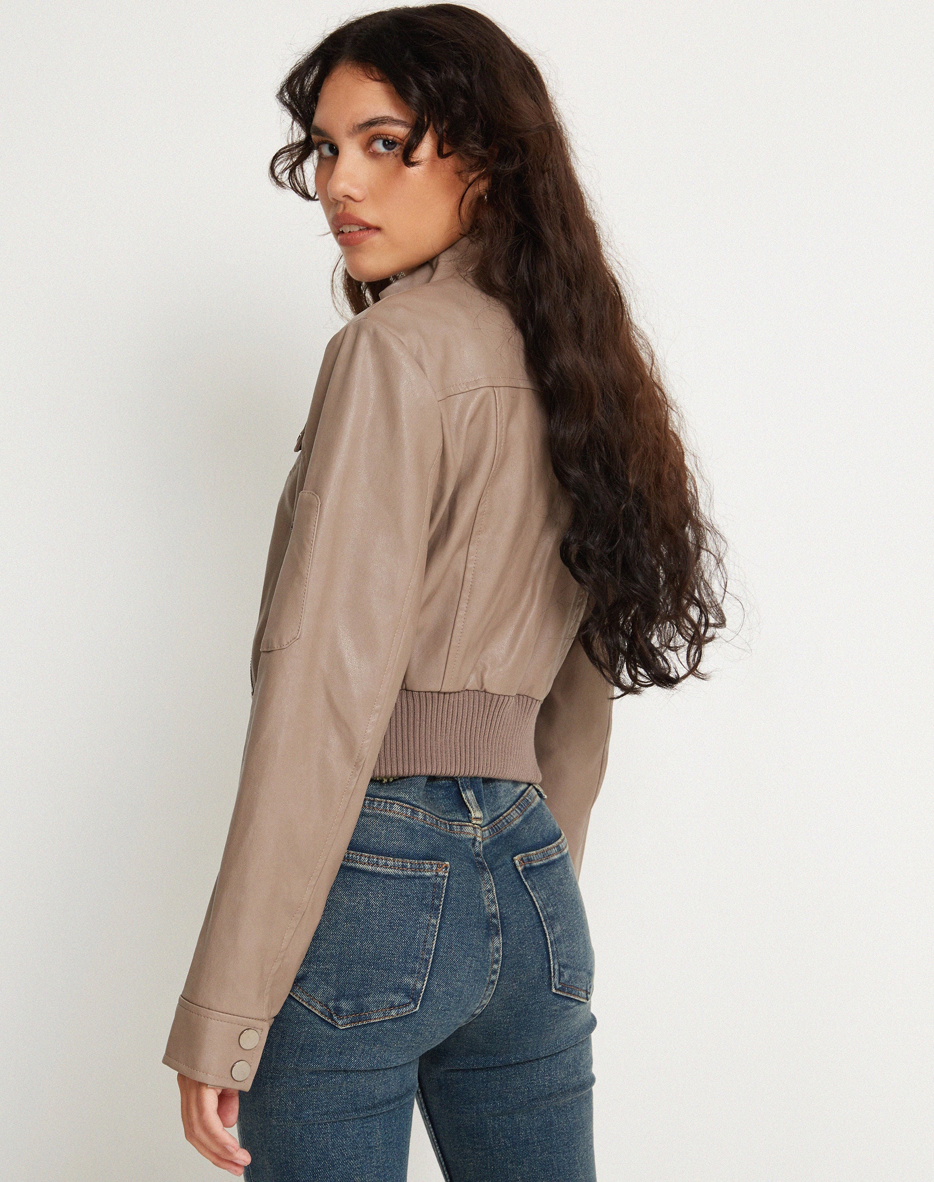 Imagen de la chaqueta Loviana en PU masilla
