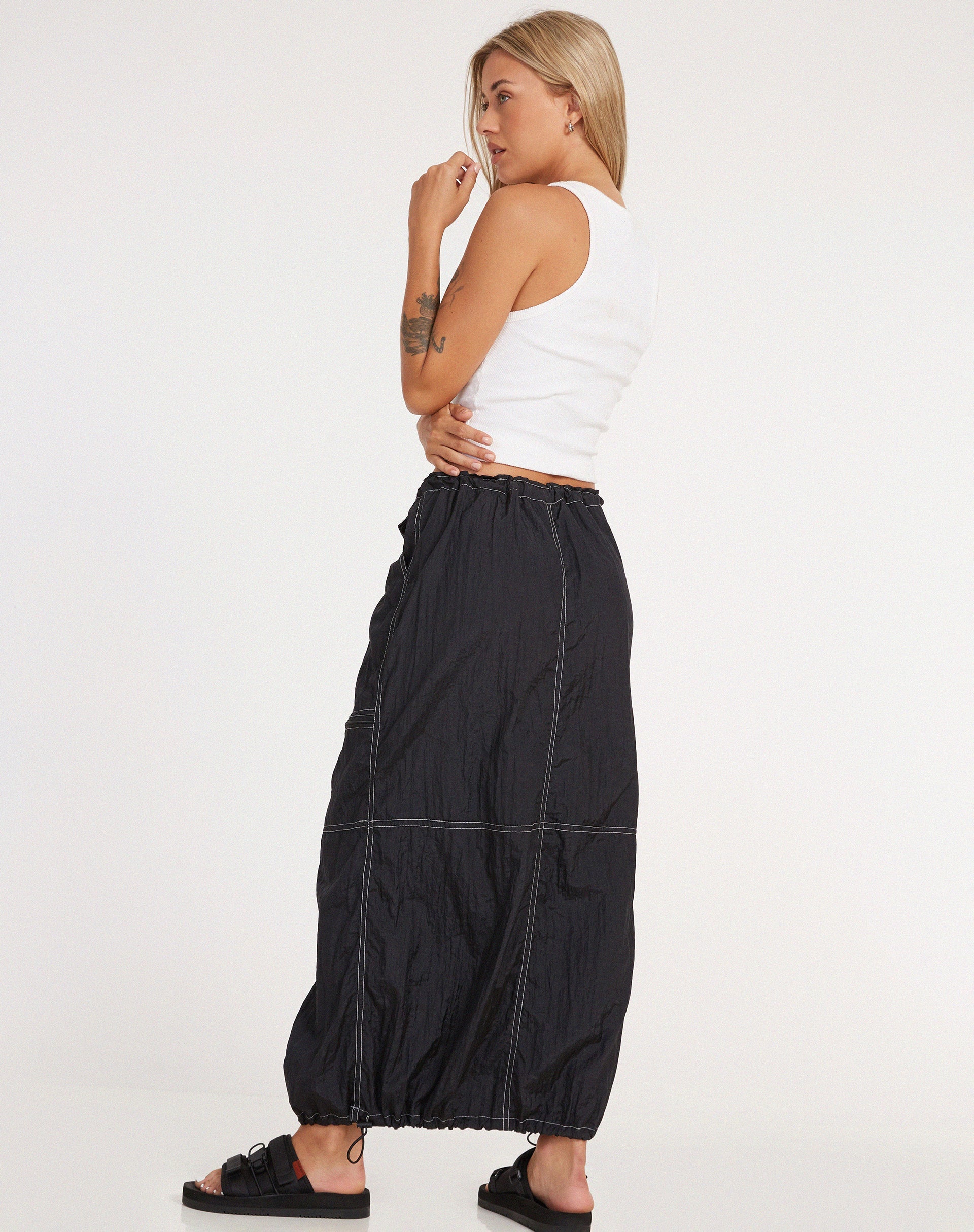 imagen de Masao Maxi Skirt in Parachute Black with White Stitch