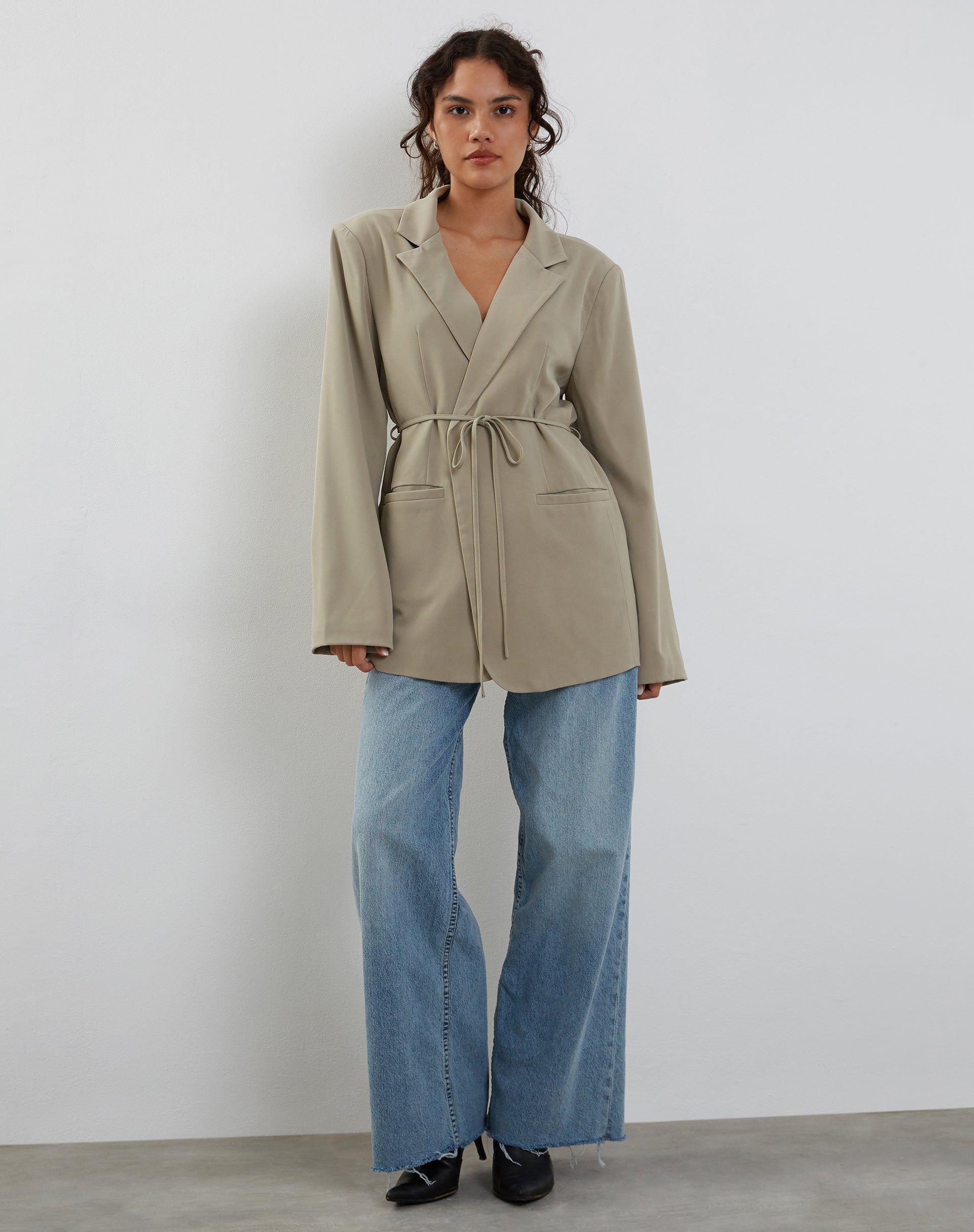 imagen de Mayta Tie Waist Blazer en Tailoring Taupe