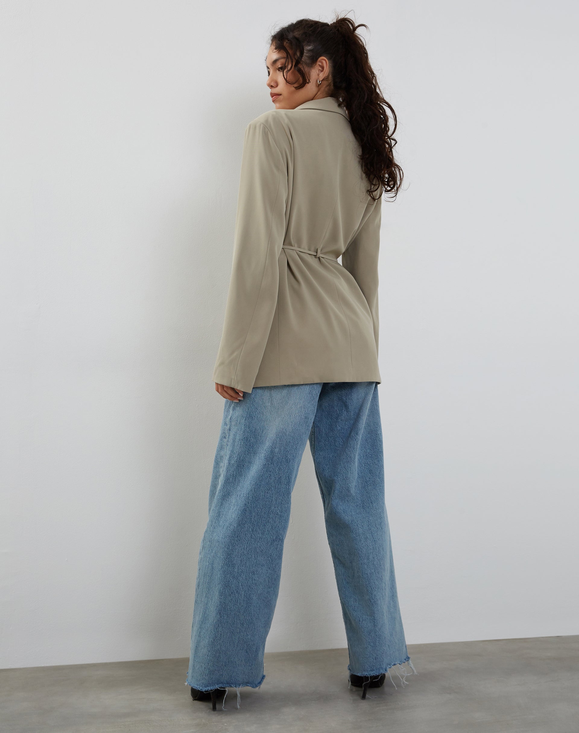 imagen de Mayta Tie Waist Blazer en Tailoring Taupe