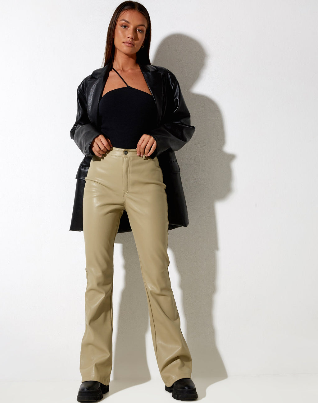 Pantalón Zoven Flare en Pu Sage