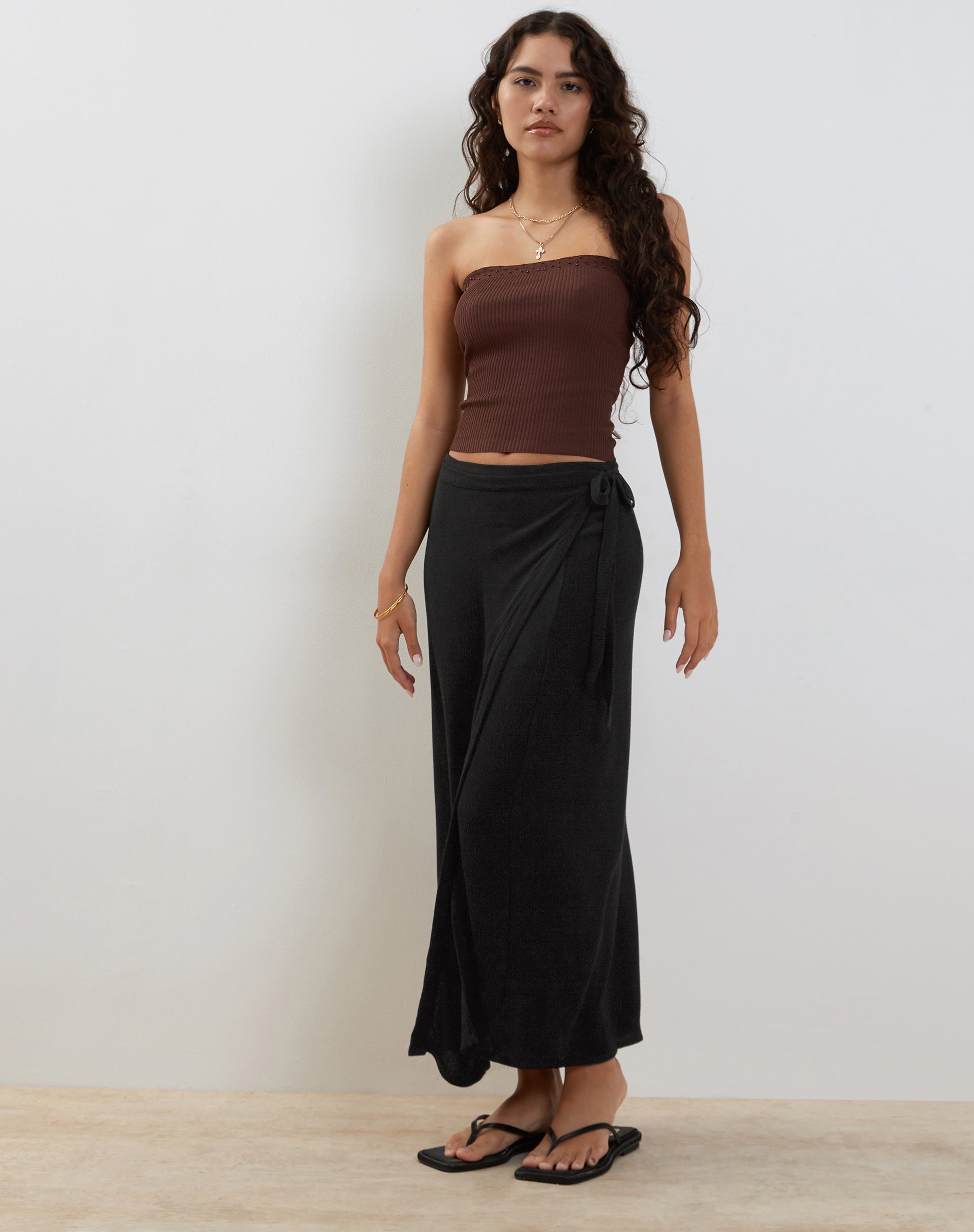 imagen de Peria Maxi Wrap Skirt in Black Crinkle