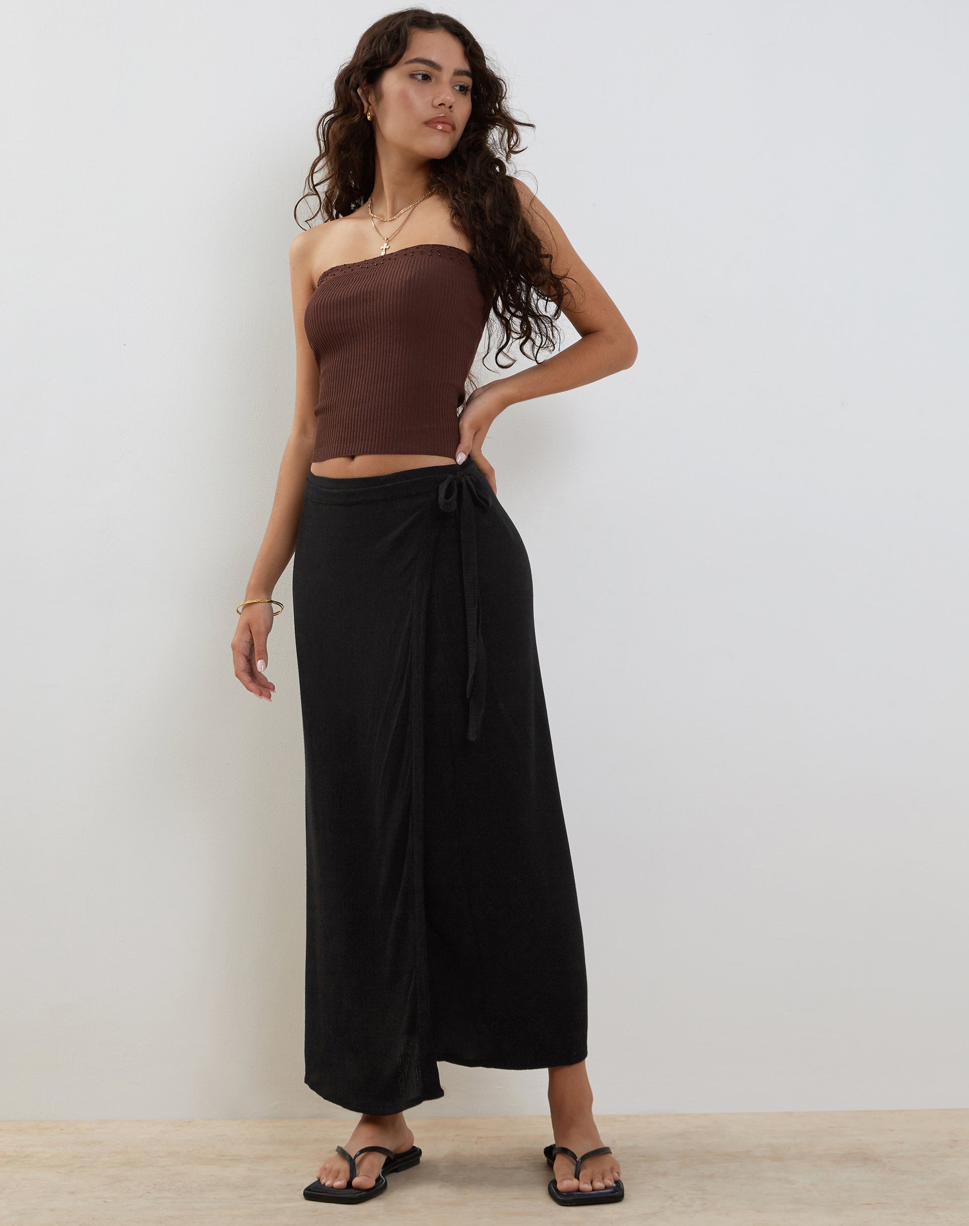 imagen de Peria Maxi Wrap Skirt in Black Crinkle