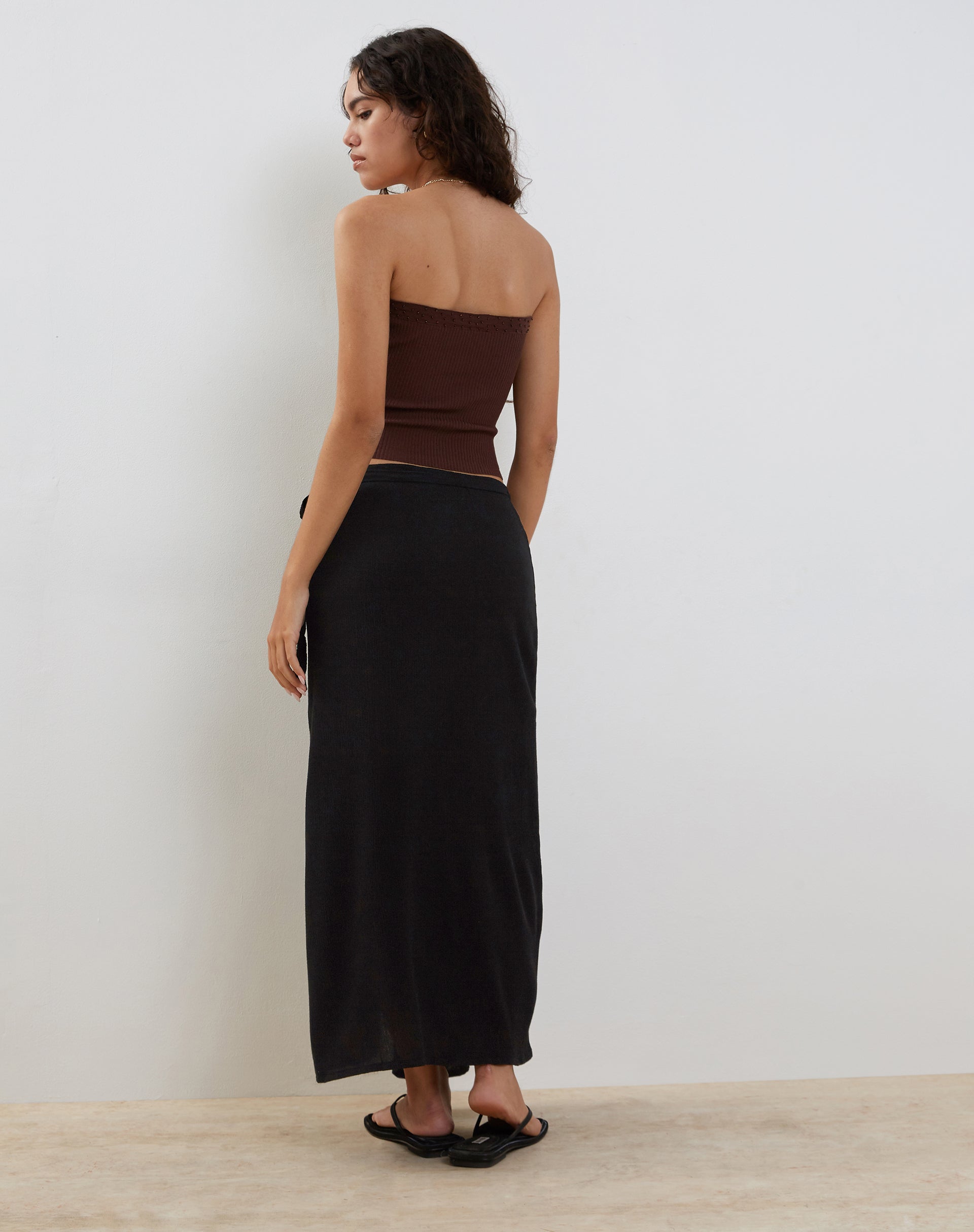 imagen de Peria Maxi Wrap Skirt in Black Crinkle