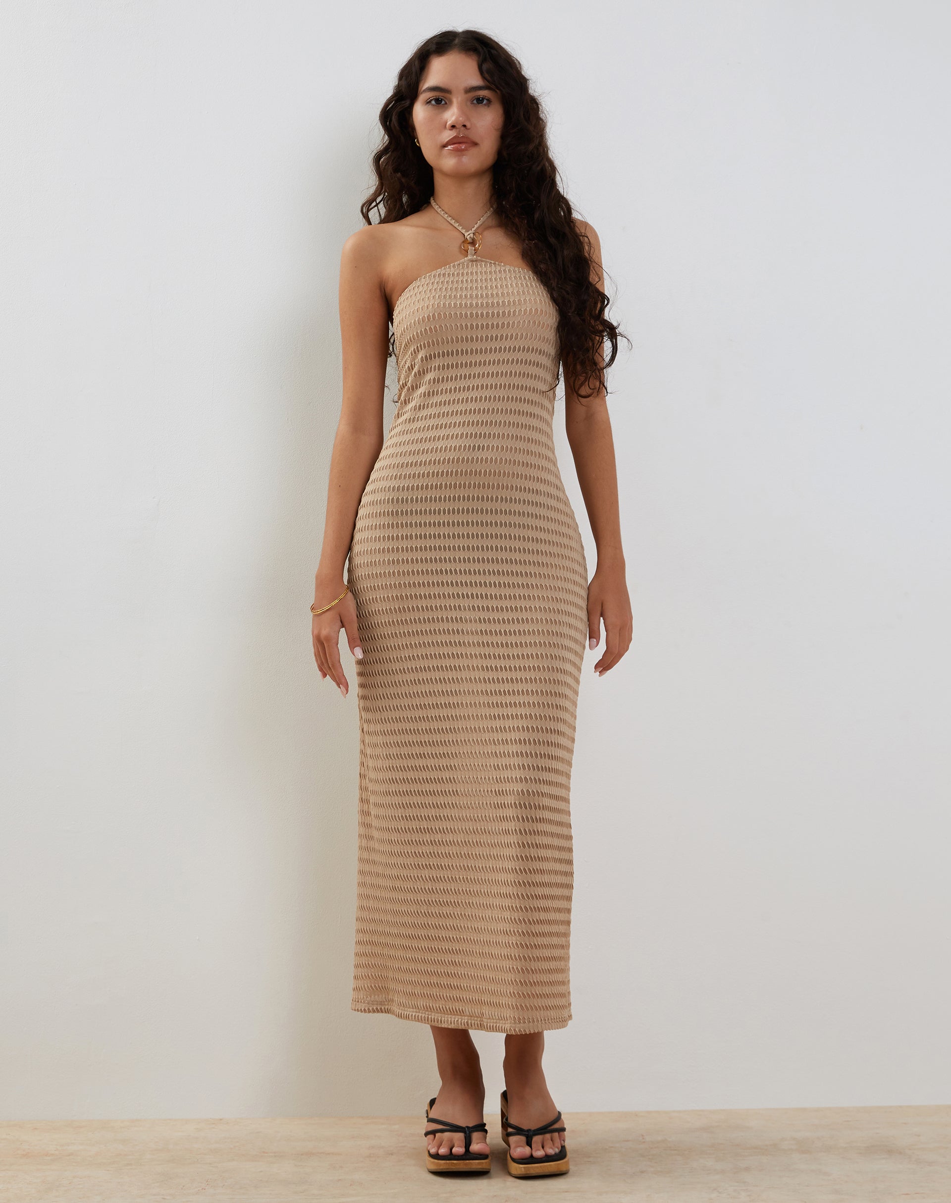 Imagen del vestido Emersyn Waffle Knit Halterneck Midi Dress in Oat