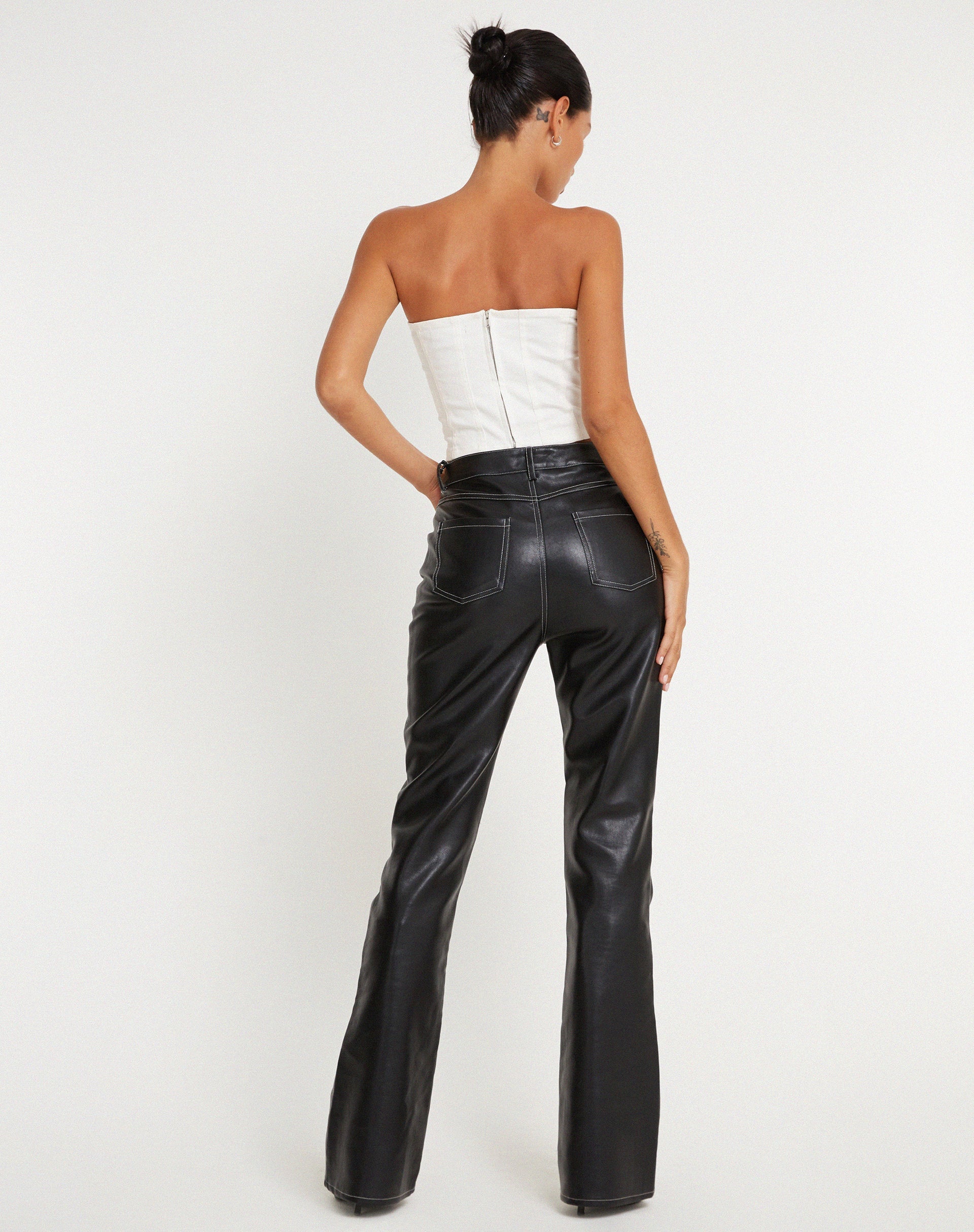 Imagen de Zorea Pantalón de PU negro con pespuntes blancos