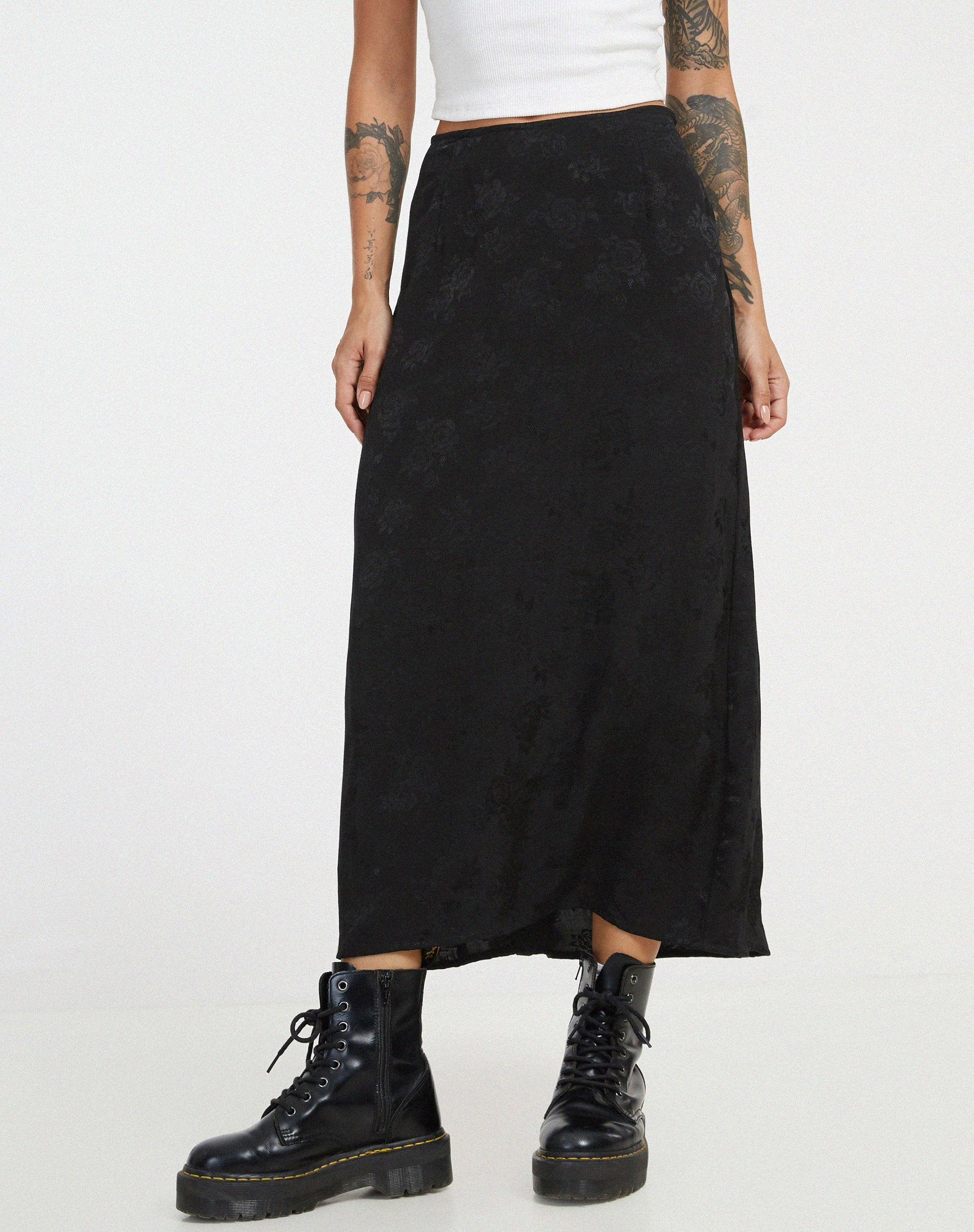 imagen de Rindu Falda Midi en Satin Rose Negro