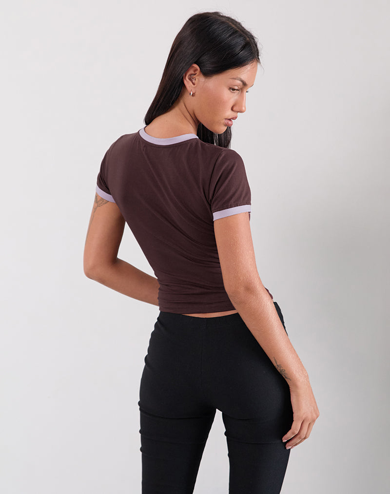 Image of Rinea Camiseta en chocolate amargo con ribete violeta y eslogan Running Late