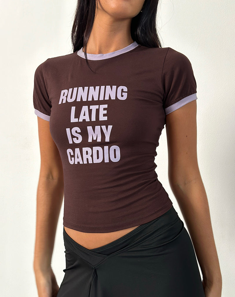 Image of Rinea Camiseta en chocolate amargo con ribete violeta y eslogan Running Late
