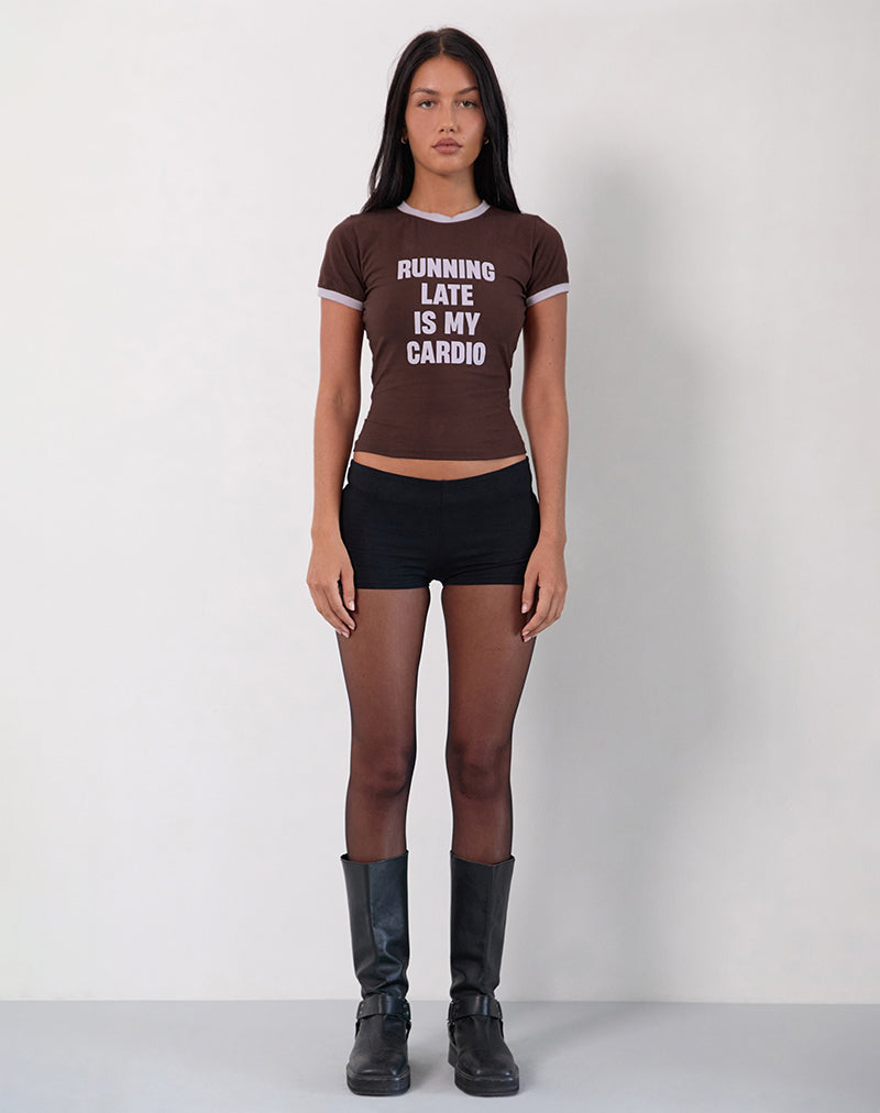 Camiseta Rinea en chocolate amargo con ribete violeta y eslogan Running Late