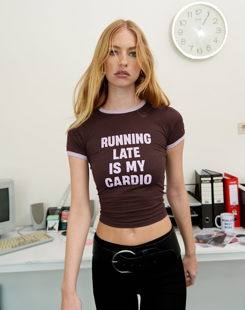 Camiseta Rinea en chocolate amargo con ribete violeta y eslogan Running Late