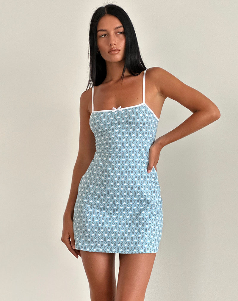 Imagen de Riniko Minivestido con estampado de corazones XO azul empolvado y ribete blanco