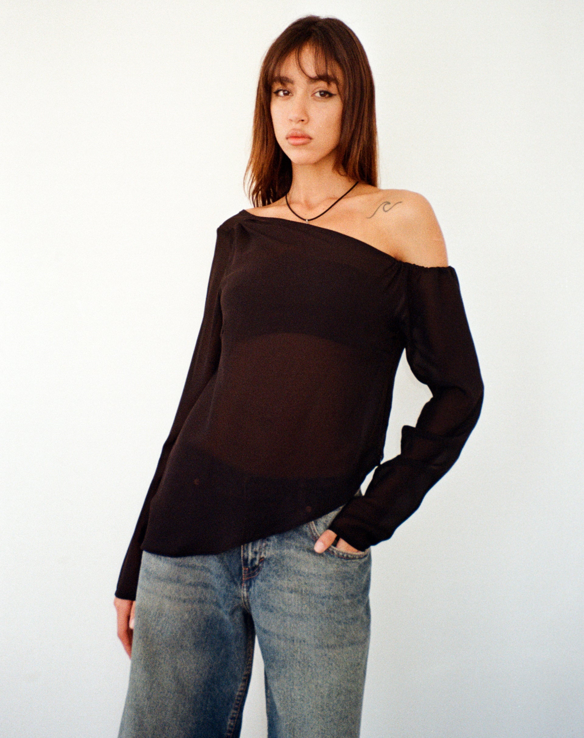 Imagen de Riot Asymmetric Longline Top in Black Chiffon