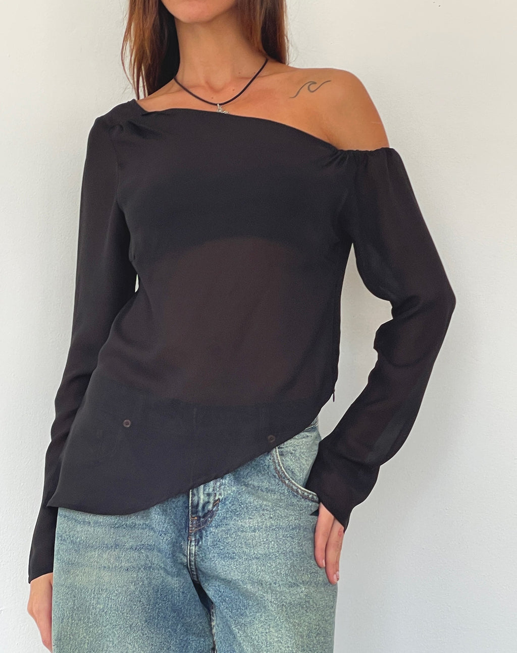 Top largo asimétrico Riot de gasa negra